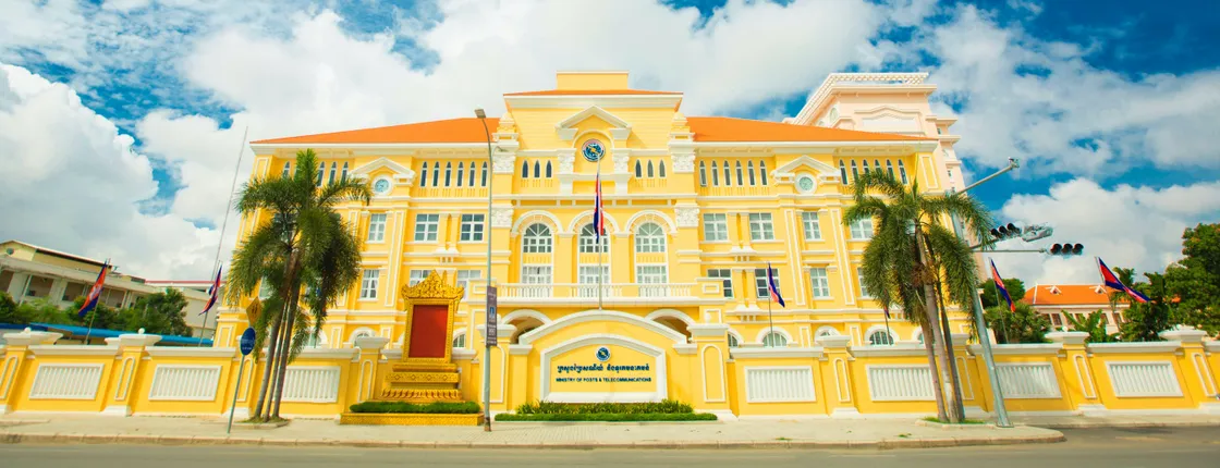 Half-day Phnom Penh private architecture tour by cyclo