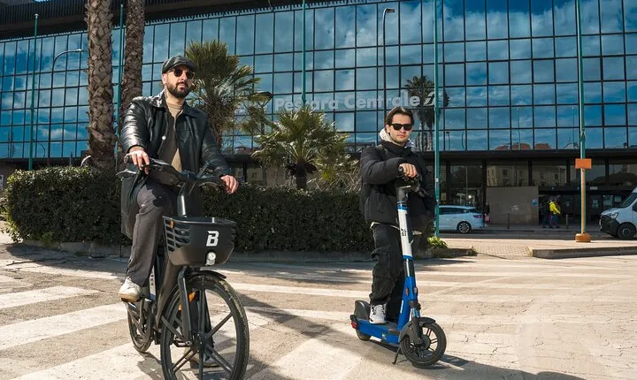 Pescara tour by e-scooter or bike among art, flavors and shopping