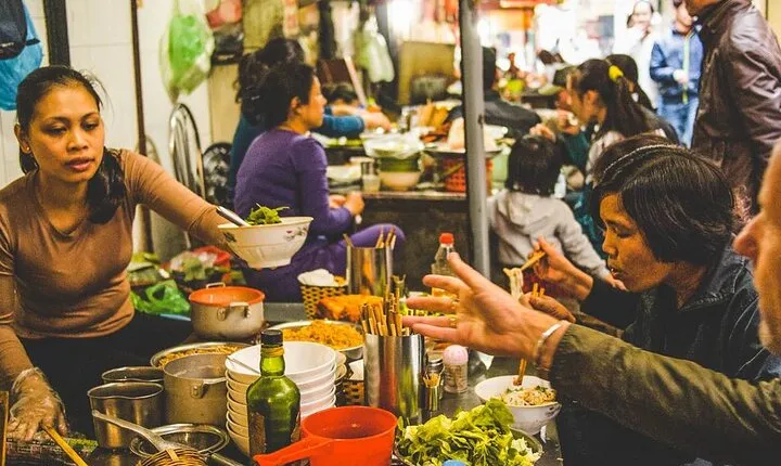 Hoi An Food Tour by Motorbike with Tastings and Dinner