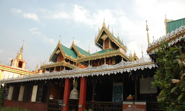 Mae Hong Son City & Temples Tour 