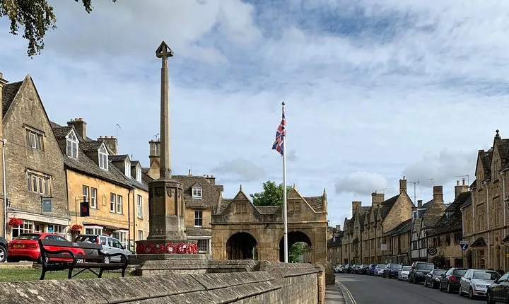 Private Full Day Excursion to the Cotswolds in a London Black Cab