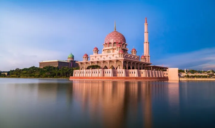 Private Tour in Putrajaya with Boat Cruise and Pink Mosque