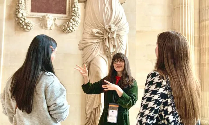 Louvre Museum Guided Tour with Artist