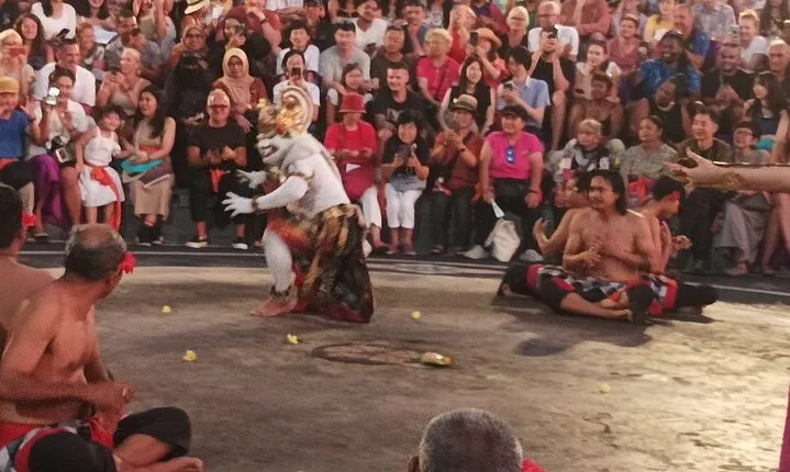 Spectacular Kecak Dance Uluwatu and Jimbaran Beach
