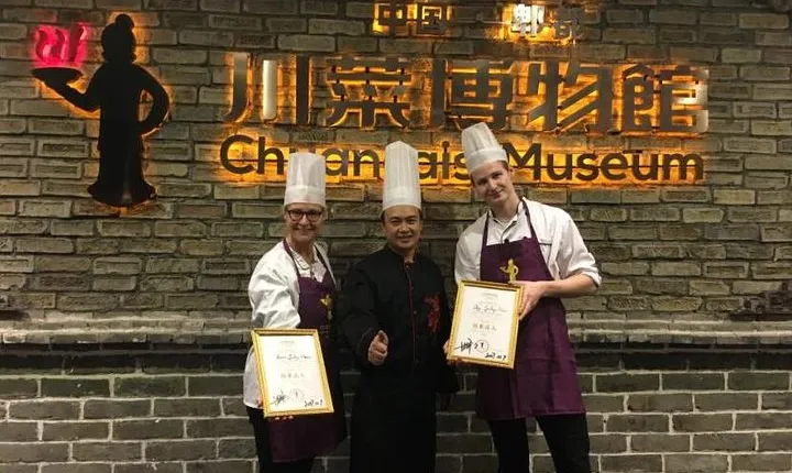 Chengdu Panda Tour and Sichuan Cuisine Experience