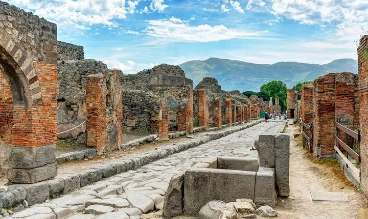 Small-Group Full-Day Pompeii, Positano and Amalfi Coast from Rome