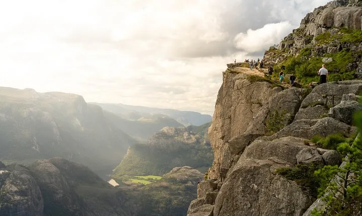 Mountains, Fjords and City: 3-Day All inclusive-Guided Tour
