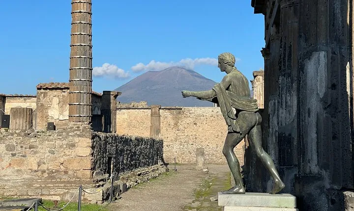 Pompeii & Vesuvius & Lunch from Positano All Inclusive