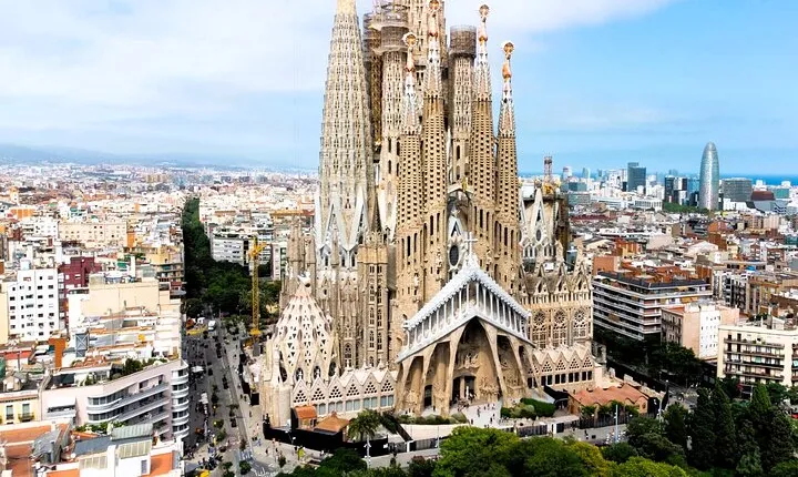 Sagrada Familia Monolingual Tour with Skip the Line Ticket
