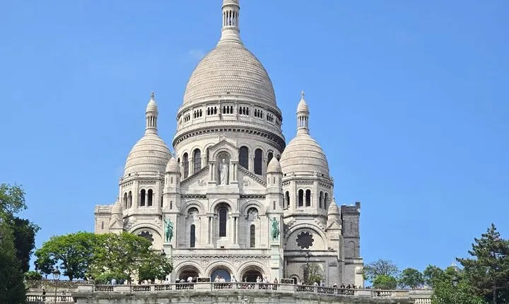 A Tapestry of Art and Romance in Montmartre