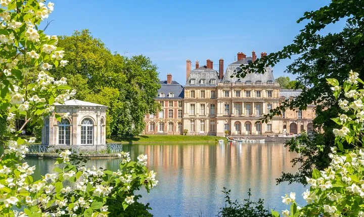 Skip-the-line Château de Fontainebleau from Paris by Car