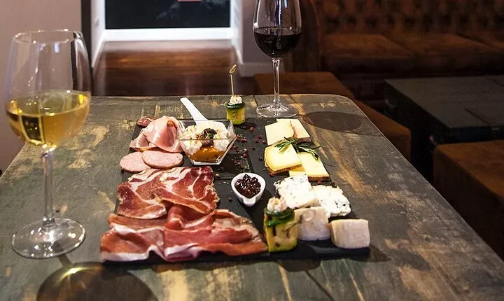 EAT AND DRINK LIKE A LOCAL - Wine Tasting in Trastevere w/ Gelato