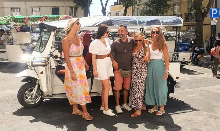 2 Hours Tuk Tuk Tour - 7 Hills Adventure in Lisboa
