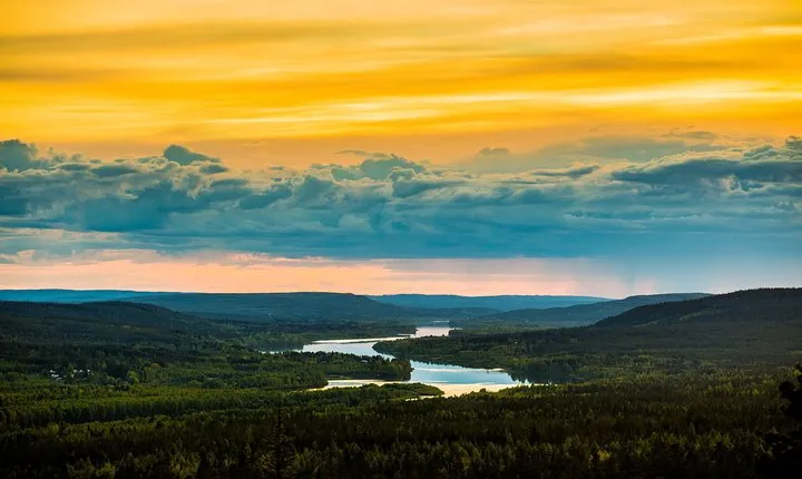 Midnight sun photography tour