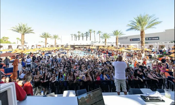 Bar Crawl Miami: 4 Venues 1 Night Including Drinks specials