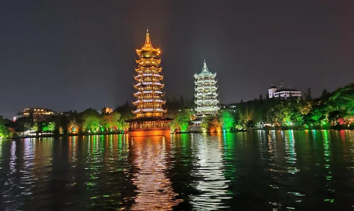 Full-Day Guilin Li-River Cruise with 4 star boat and Four Lake Night Cruise Tour