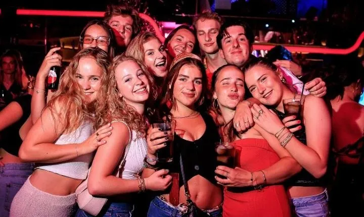 Pub Crawl + Party Night (3 Bars +VIP Entrance to a top Club ) 