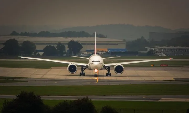 Private Transfer: Heathrow Airport to Gatwick Airport Arrival or Departure Transfer