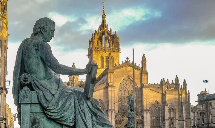 Private Walking Tour with Hidden Walks Author in Edinburgh