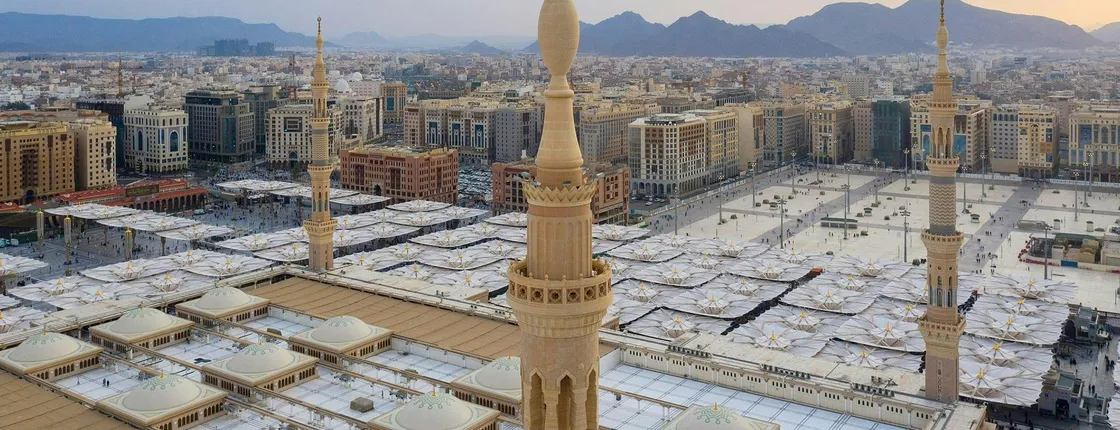 Medina guided walking tour with Seven Mosques and Qiblatayn