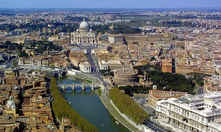 Rome in Luxury: Private Sightseeing Tour by Exclusive Vehicle