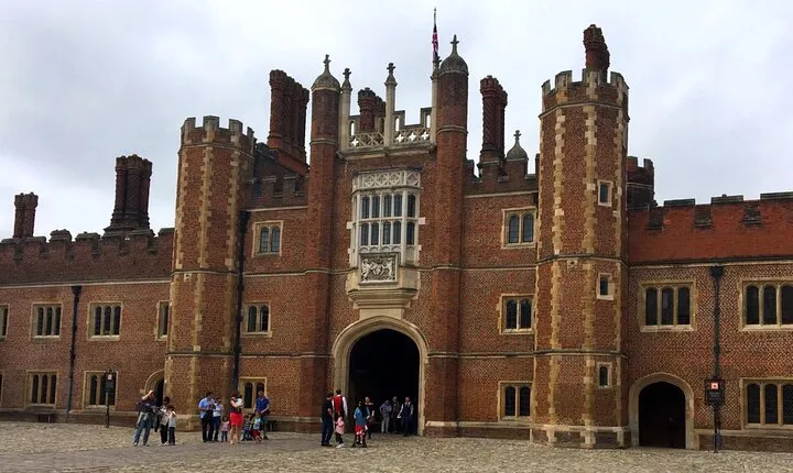 Private Tour: Hampton Court Palace Day Trip from London