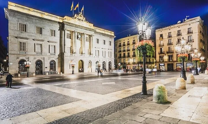 Barcelona Night Tour Including Drink with Private Local Guide