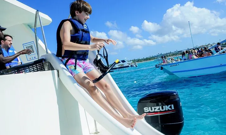 Shared Family Snorkeling Boat with Drinks and Snacks