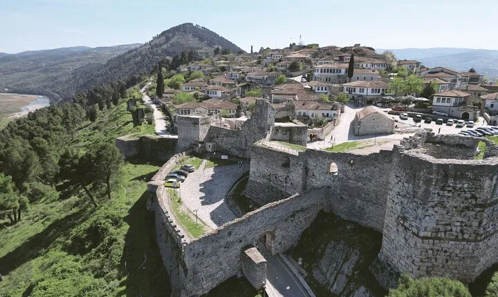 From Durres, day trip to Berat with castle and city tour