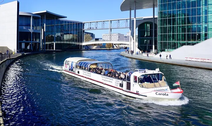 Berlin: 1h Live-Guided Boat Tour (DE/EN) – Heated Glass Roof