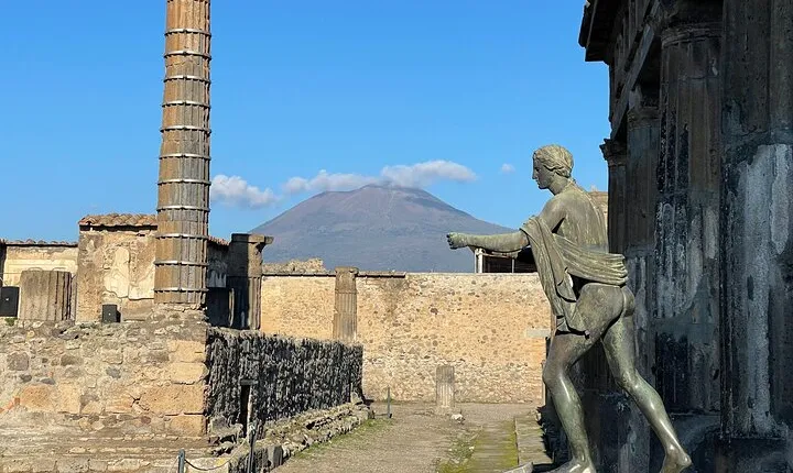Pompeii & Vesuvius with Lunch & Wine Tasting from Positano
