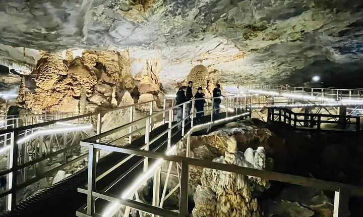Tour to "Grutas de Bustamante" with Guide, Transfer and Tickets