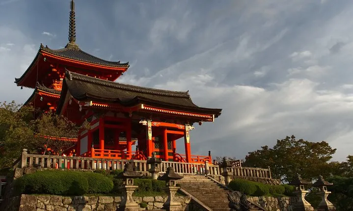 Kiyomizudera, Higashiyama and Yasaka Shrine Guided Walking Tour