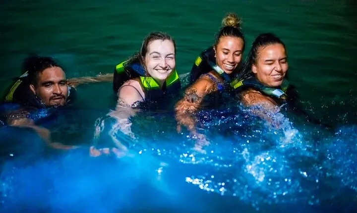 Full-Day Tour Baru - National Aviary and Playa Blanca + Bioluminescent Plankton