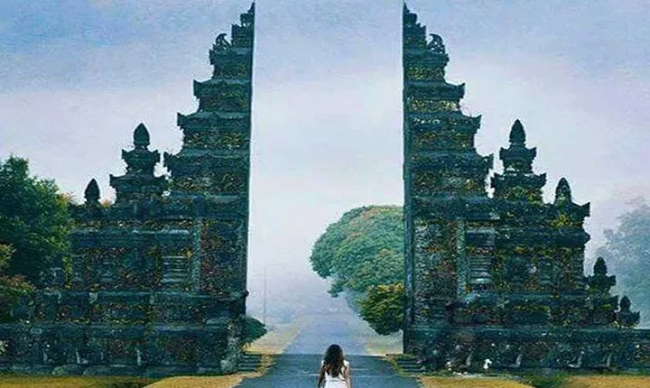 Private Tour: Ulun Danu Temple-Handara Gate-Wana Giri Hill&Tanah Lot Sunset