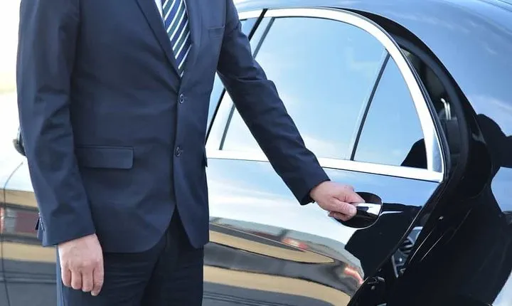 Private Transfer from Toronto Pearson Airport to Toronto City