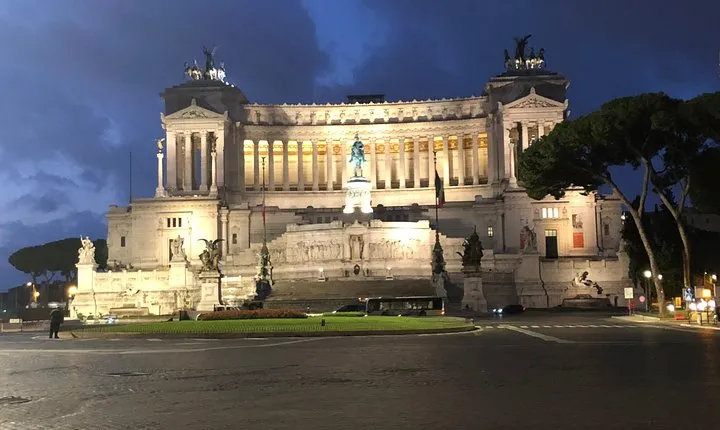 Amazing Sunrise private tour of Rome (2hrs)