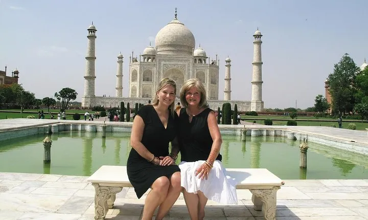 Taj Mahal Private Day Trip Including Same Day Flights from Mumbai