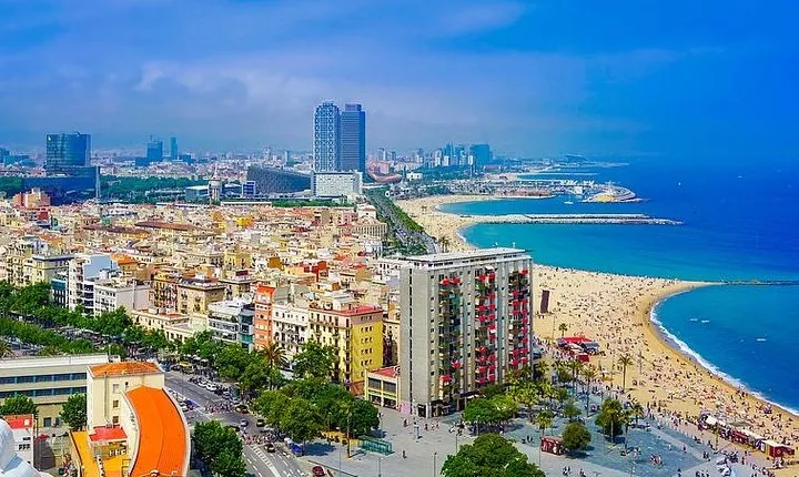 Private 4 hs City Tour of Barcelona and La Roca Village 5 hours with pick up
