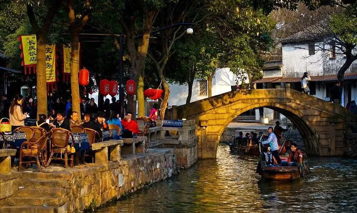 Private Day Tour to Tongli Water Town with Boat Ride & Lunch from Suzhou