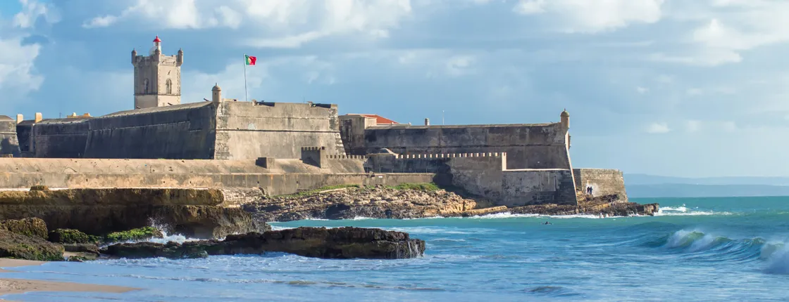 Lisbon boat tour and surf lesson in Carcavelos