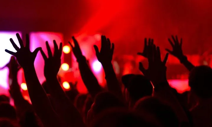Pub Crawl - Ultimate party pub crawl incl. One-hour drinks flat rate