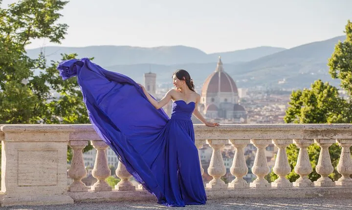 Private Photo Shooting walking Tour with a local around Florence