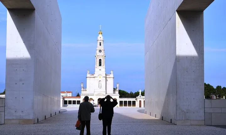 Private Full-Day Tour of Fátima Nazaré Óbidos and Batalha