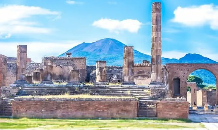 Semi - Private tour of Pompeii with an Archeologist