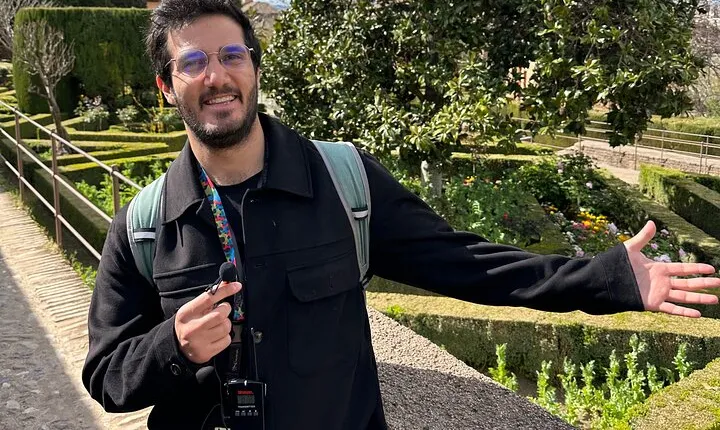 Full Alhambra Tour with Guide in Art with Private Transportation