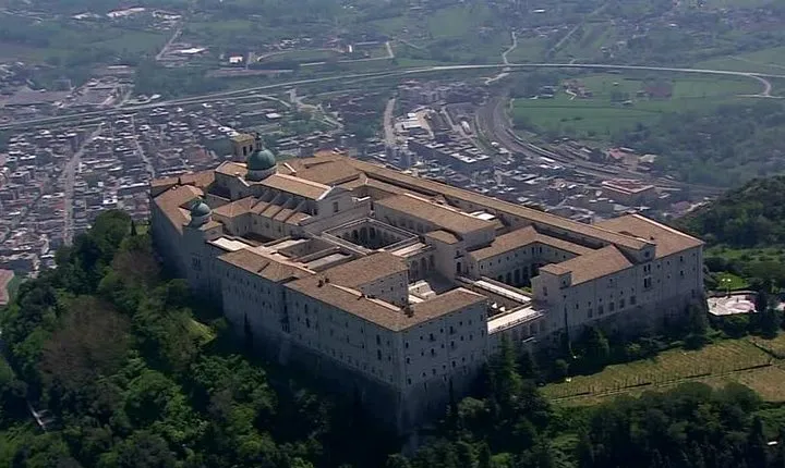 Transfer-Rome to Sorrento with a 75 minute stop in Abby Monte Casino /vice versa