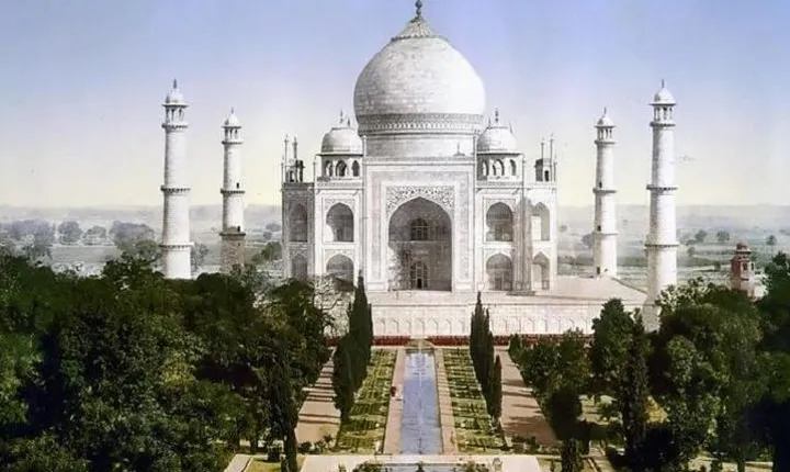 Private Transfer: Delhi to Agra via Vrindavan & Mathura