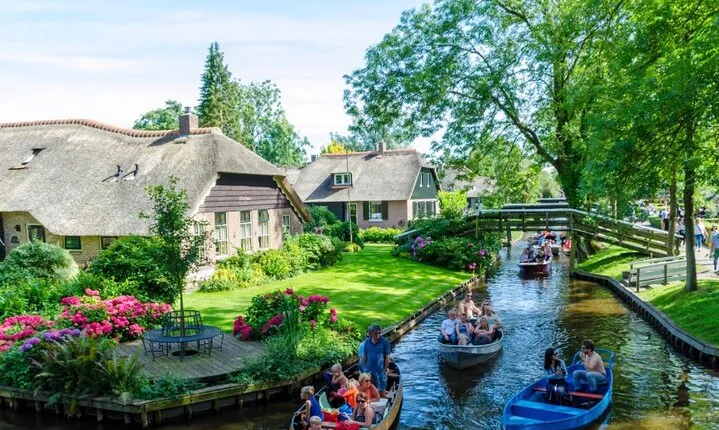 Giethoorn Private Day Tour From Amsterdam (Including Boat Tour!)