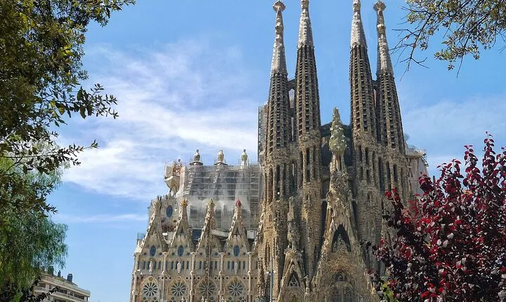 Sagrada Familia and Old Town Private Tour with Hotel Pick-up